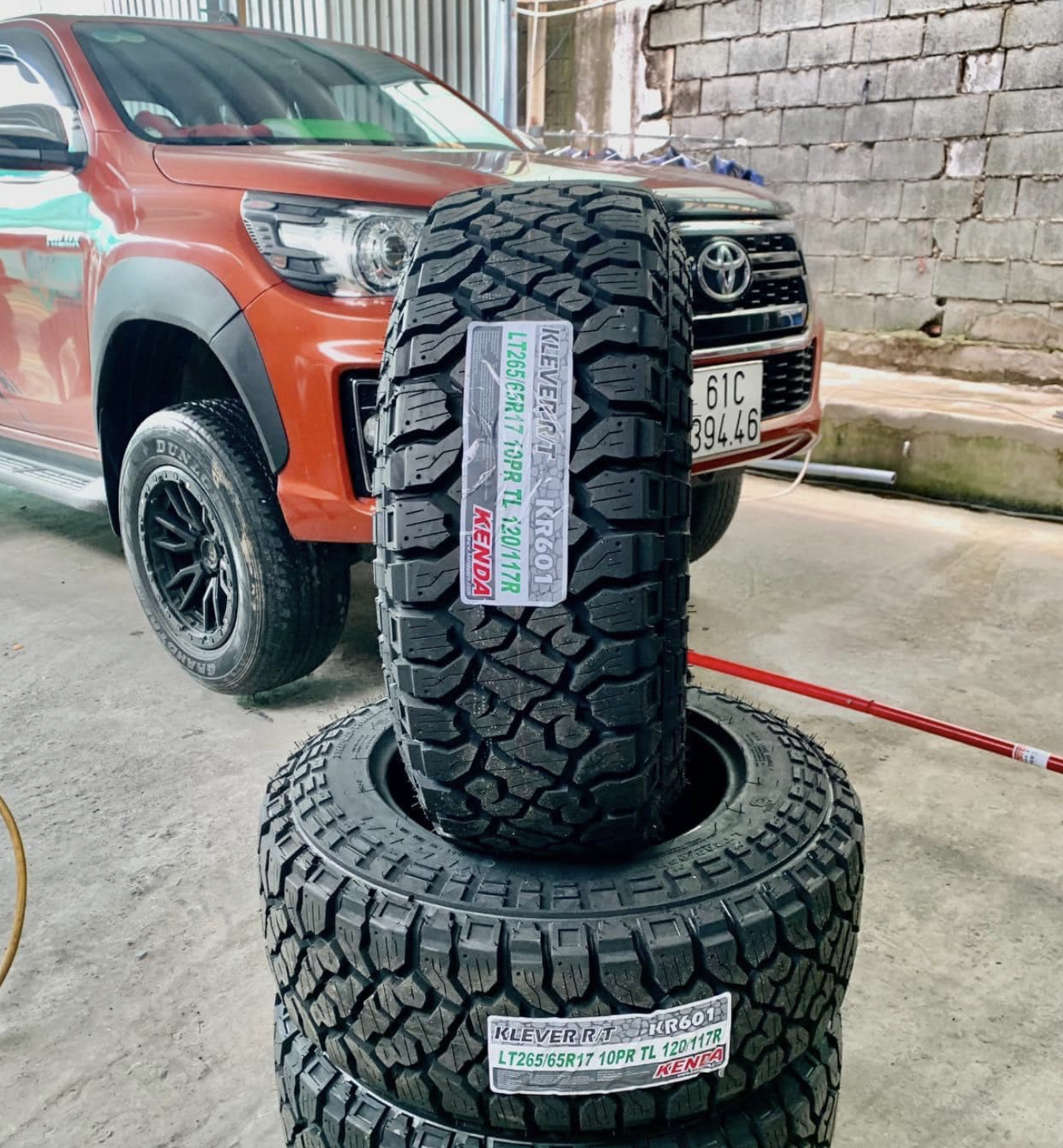 TƯ VẤN : Thay lốp bán tải Toyota Hilux ở Dĩ An, Bình Dương.