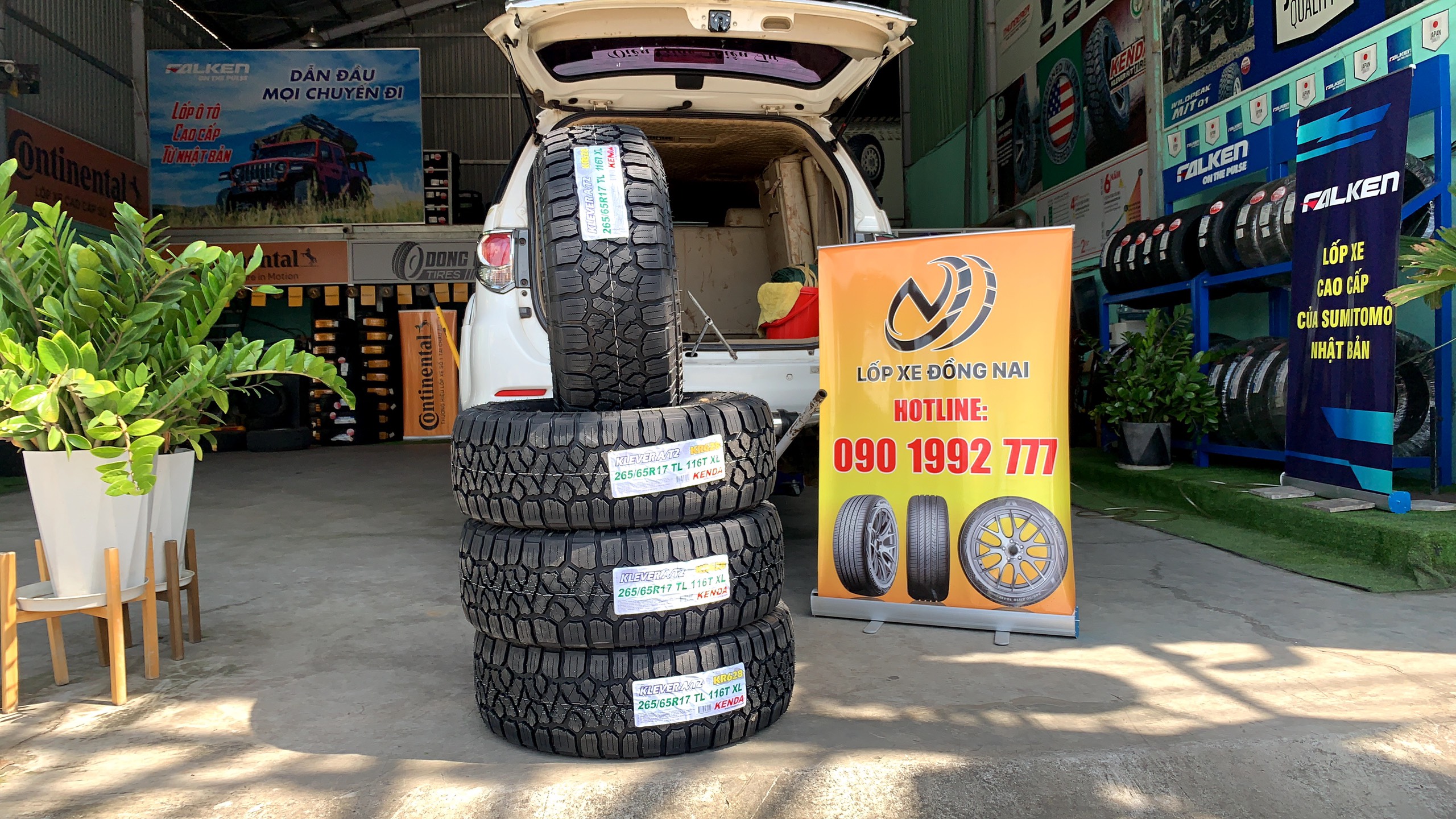 Review : Toyota Fortuner thay lốp offroad 265/65R17 Kenda Klever KR628