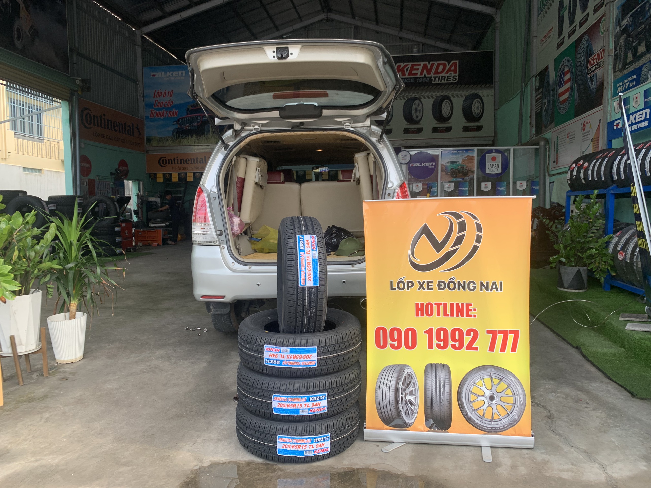 Review : Xe Toyota Innova thay lốp 205/65R15 Kenda Touring KR217