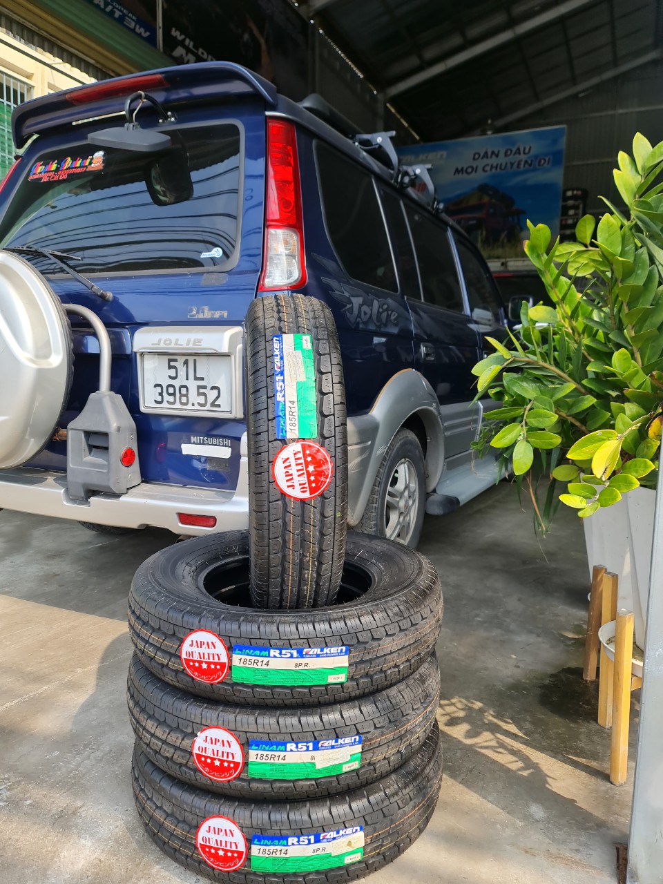 Xe Mitsubishi Jolie thay lốp 185R14C Falken Nhật Bản