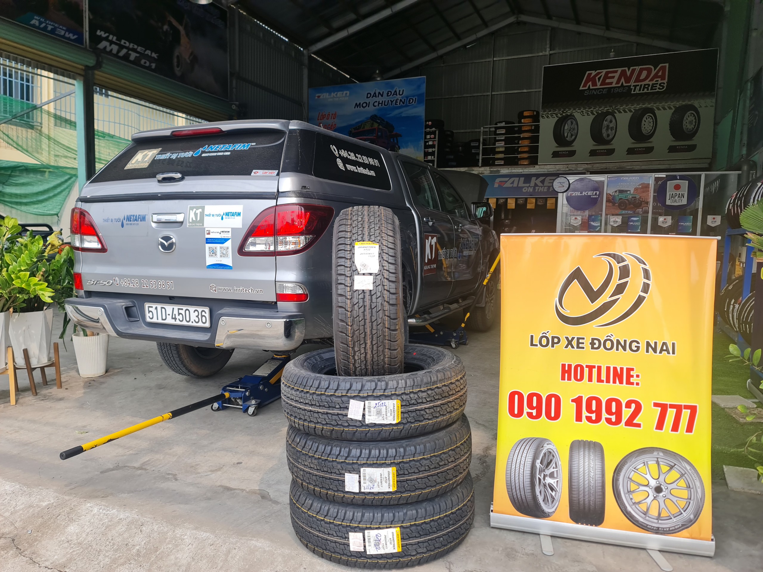 Xe bán tải Mazda BT50 thay lốp 265/65R17 Dunlop Grantrek AT2