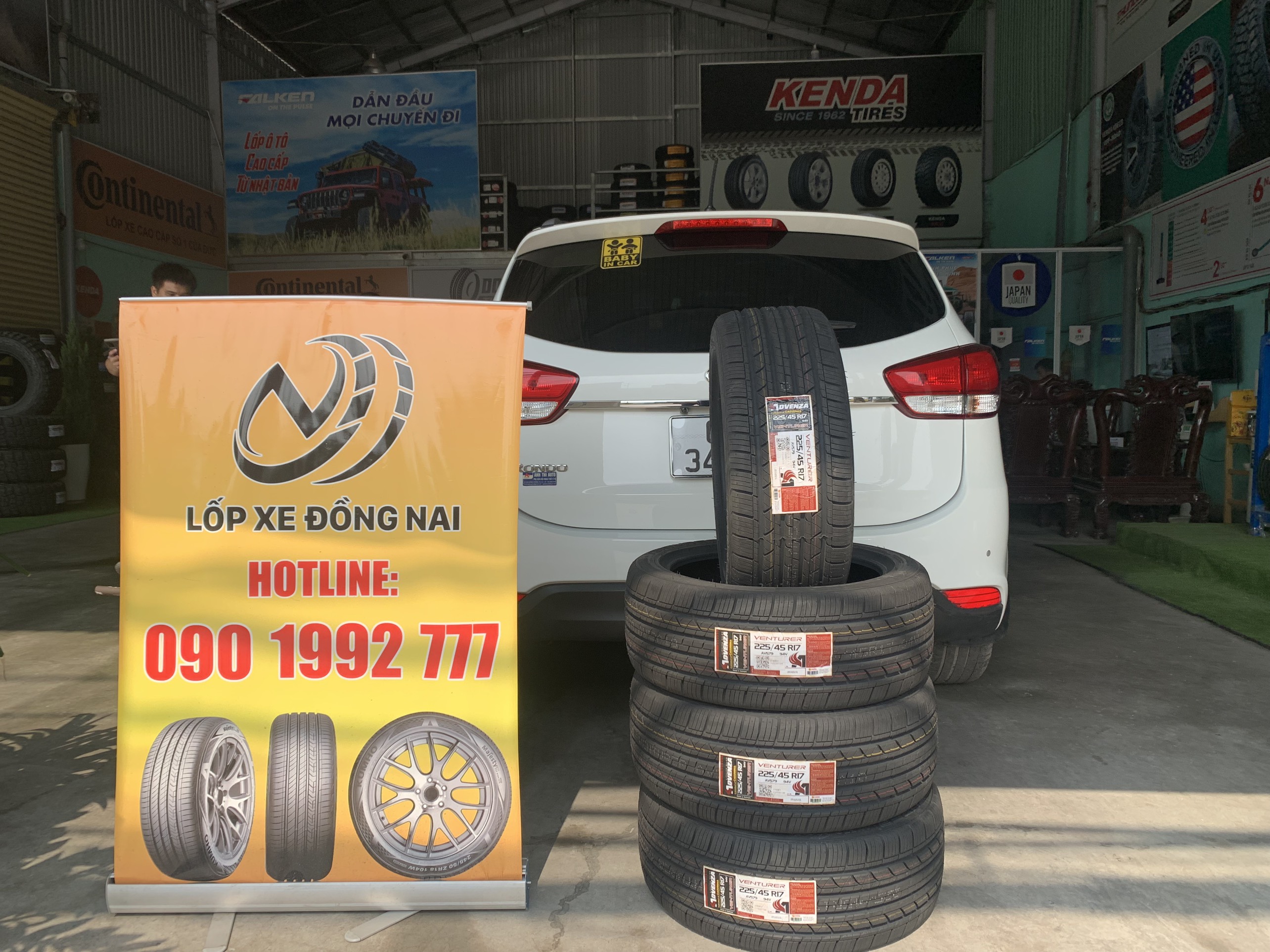 Xe Kia Rondo thay lốp 225/45R17 Advenza Venture AV579