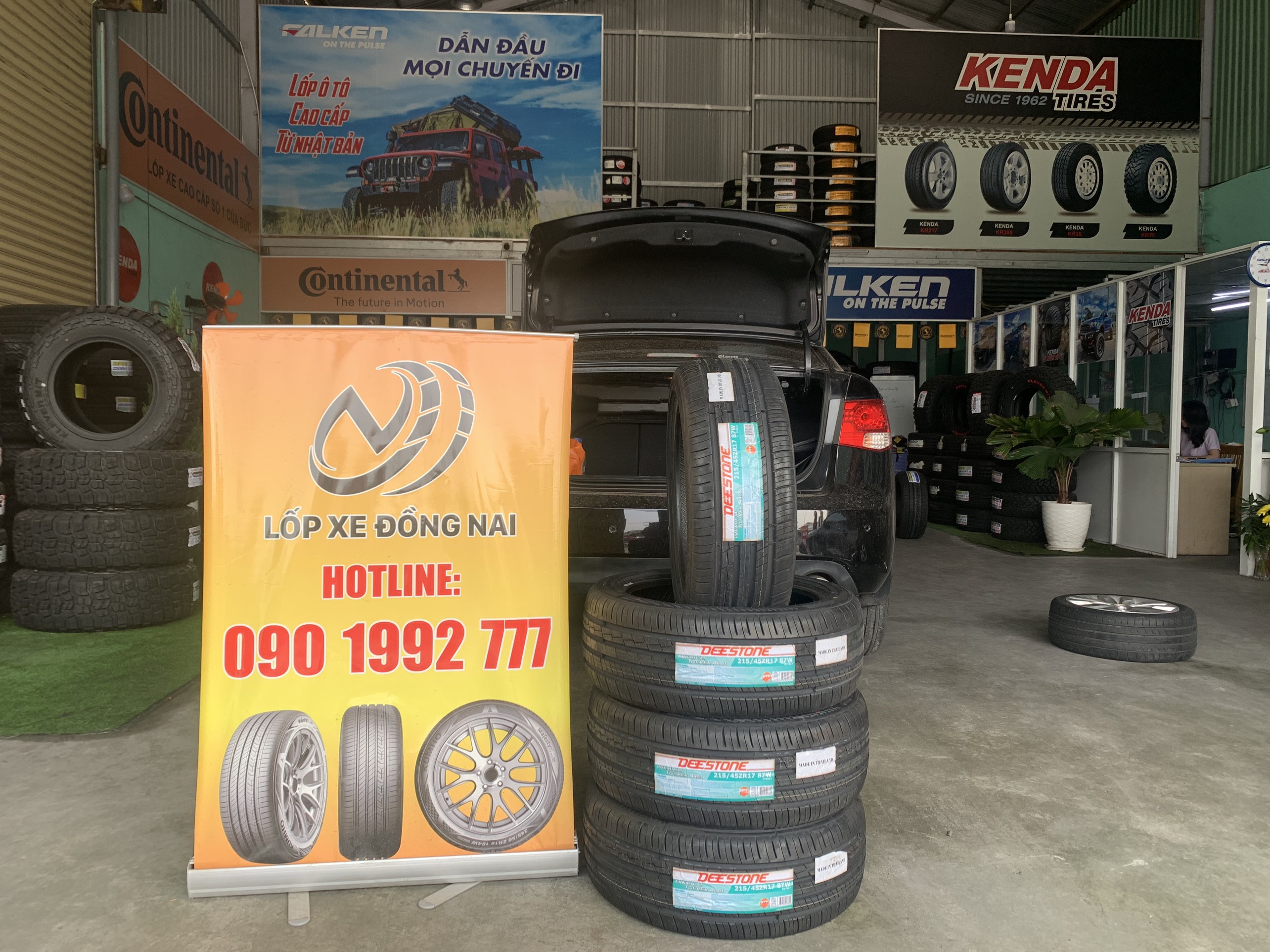 Xe Kia Cerato thay lốp 215/45R17 Deestone Premium Tourer RA01 Thái Lan