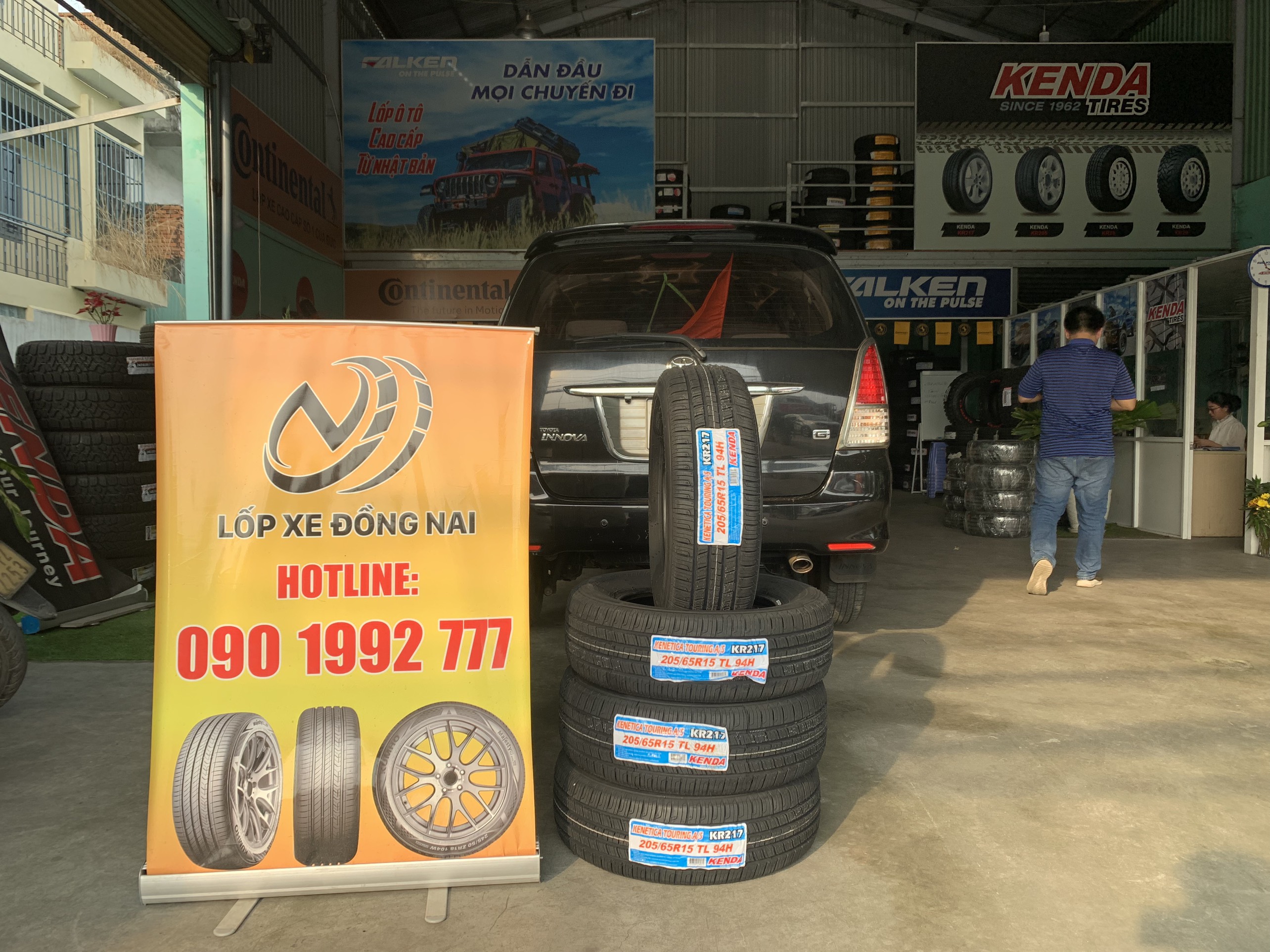 Xe Toyota Innova thay lốp 205/65R15 Kenda Touring KR217