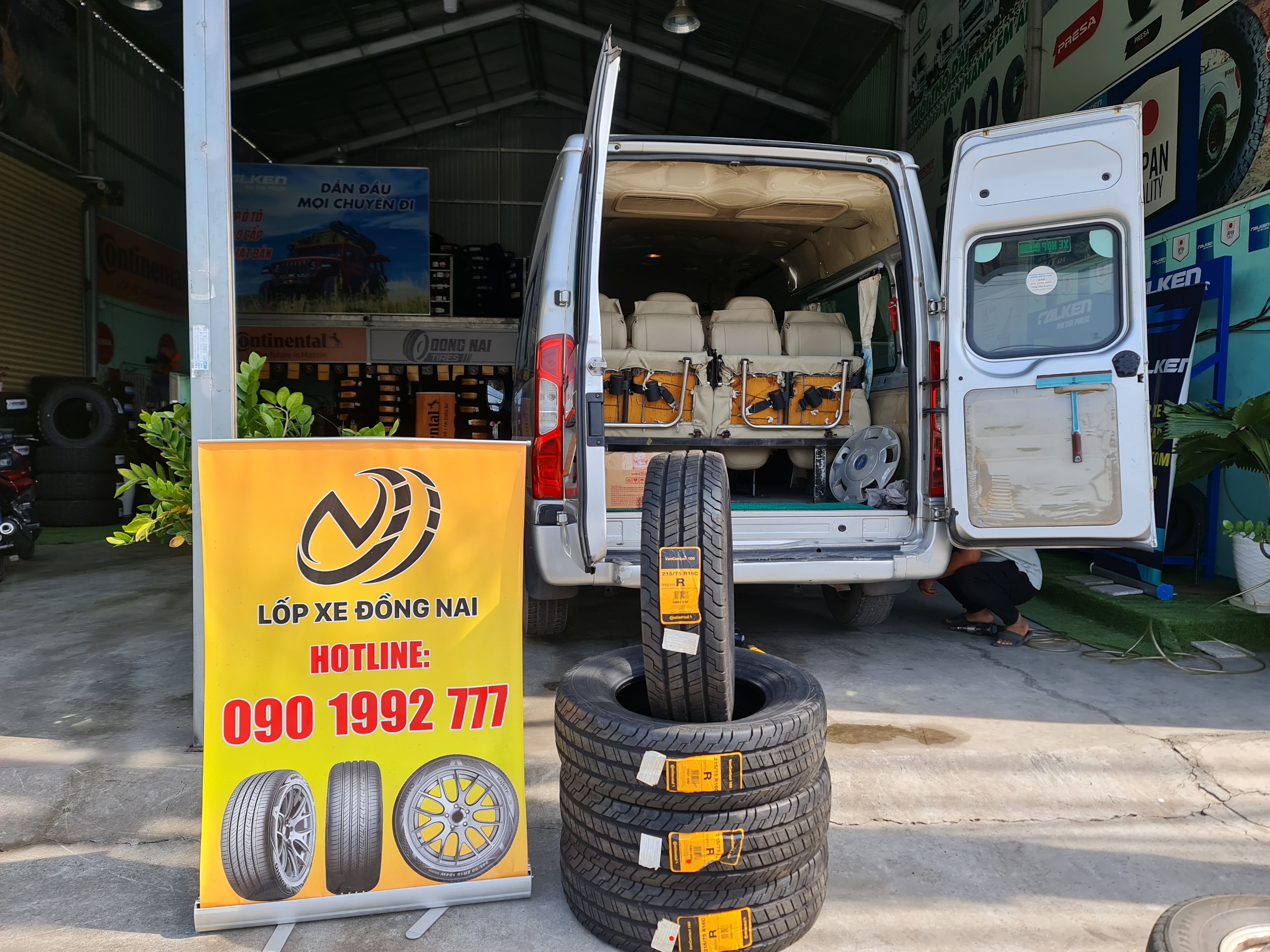 Ford Transit thay lốp 215/75R16C Continental Van Eco100