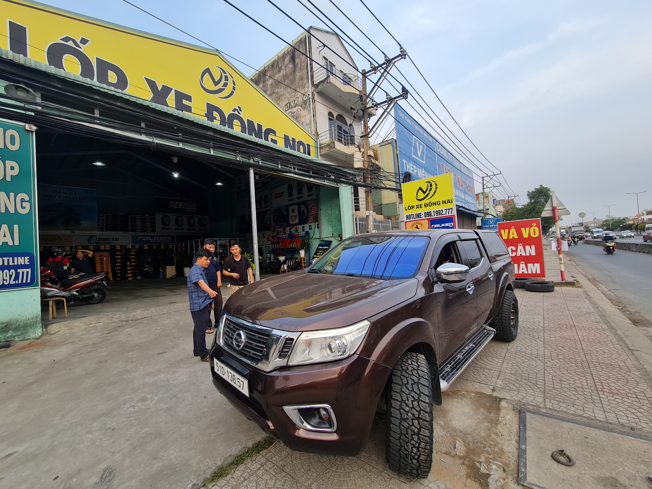 TƯ VẤN : Thay lốp xe bán tải Nissan Navara ở Thủ Đức, TP. HCM