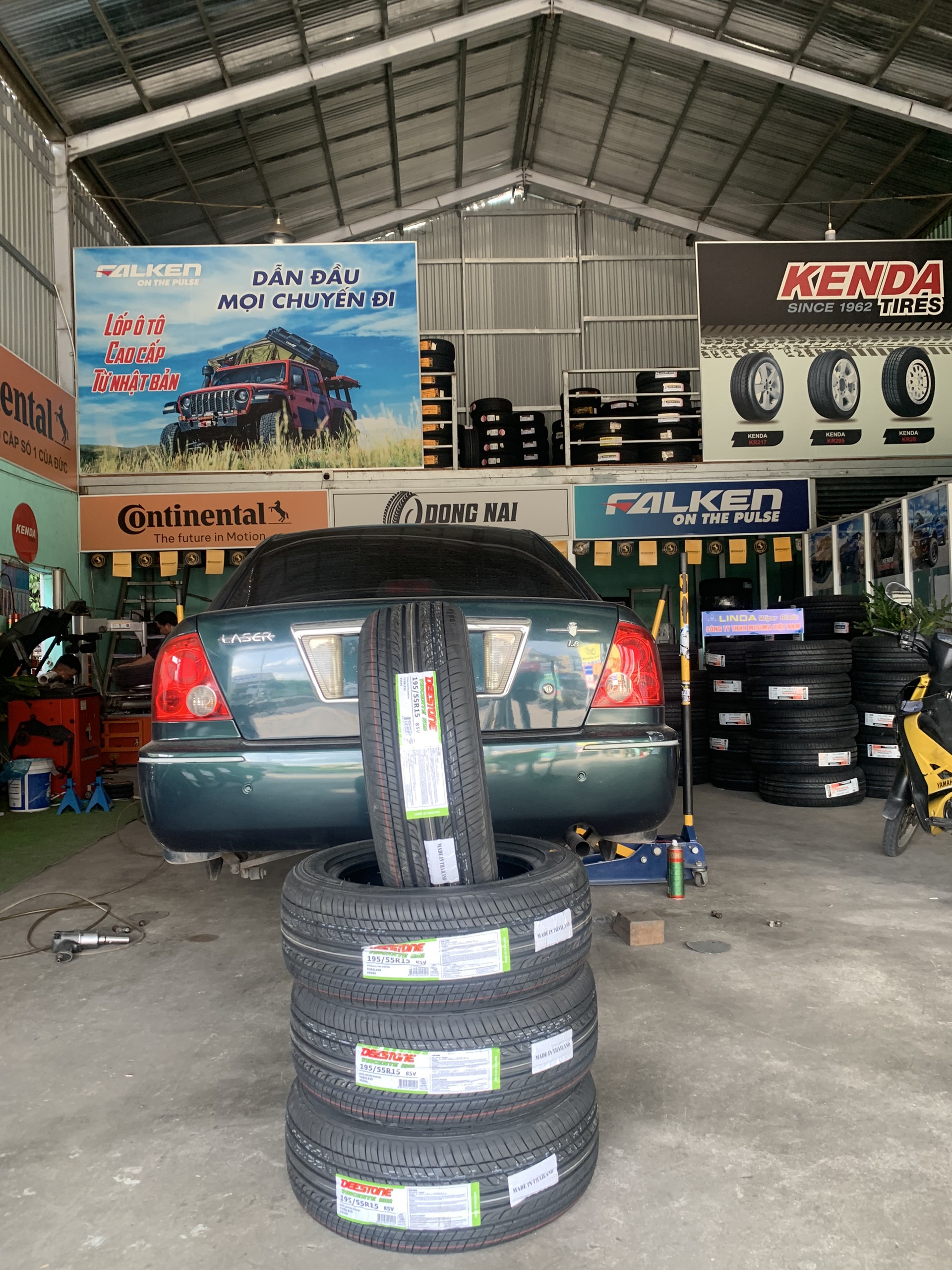 REVIEW : Xe Ford Laser thay lốp 195/55R15 Deestone Vicente R302