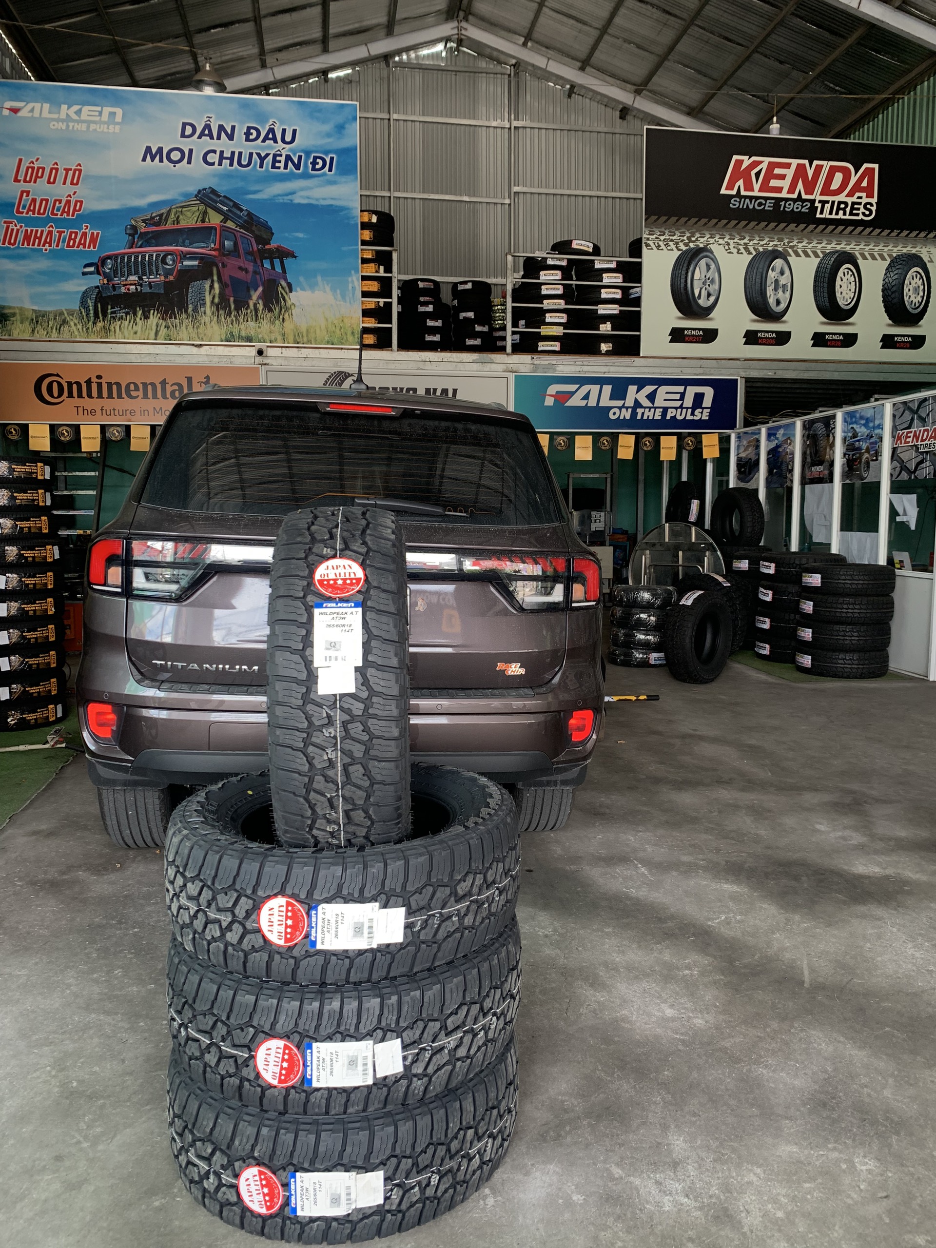REVIEW : Ford Everest thay lốp địa hình 265/60R18 Falken AT3W Nhật Bản