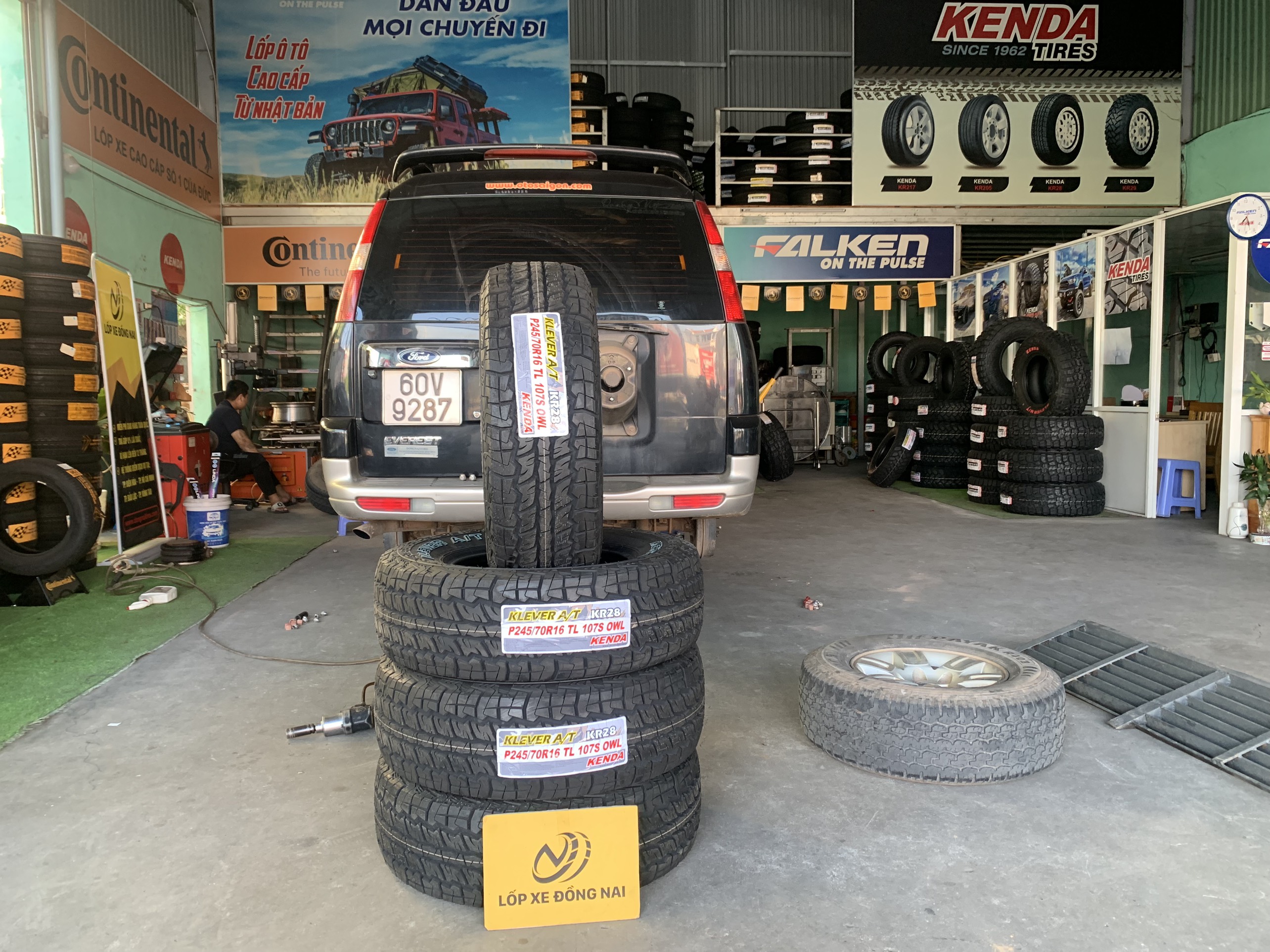 REVIEW : Ford Everest thay lốp 245/70R16 Kenda Klever KR28 A/T Đài Loan.