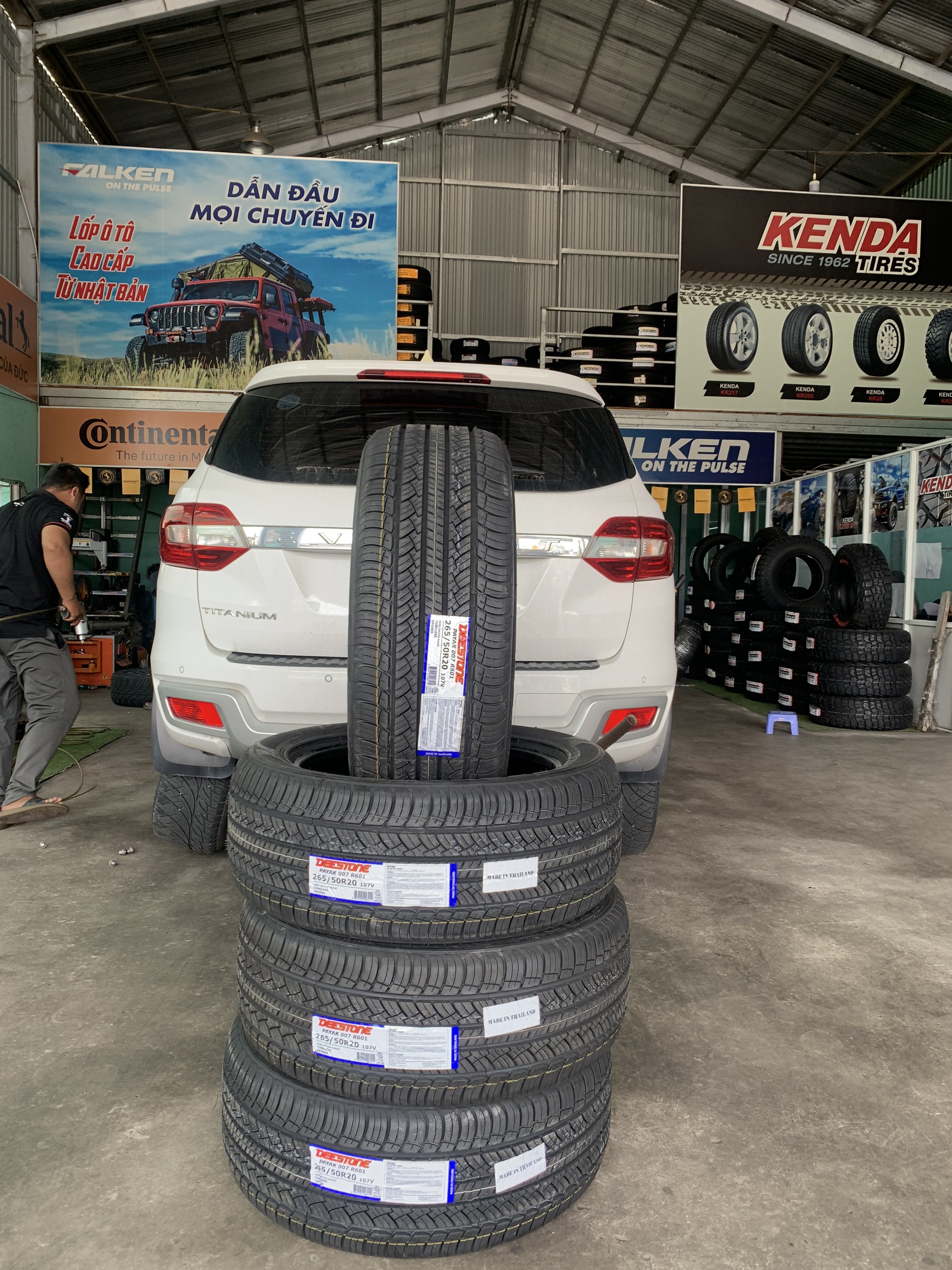 Review : Ford Everest thay lốp 265/50R20 Deestone Payak R601 Thái Lan